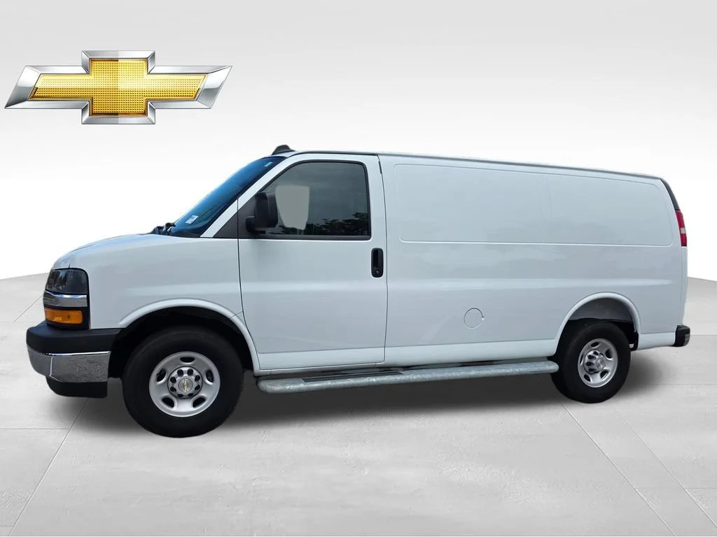 Used 2025 Summit White Chevrolet WT image 3