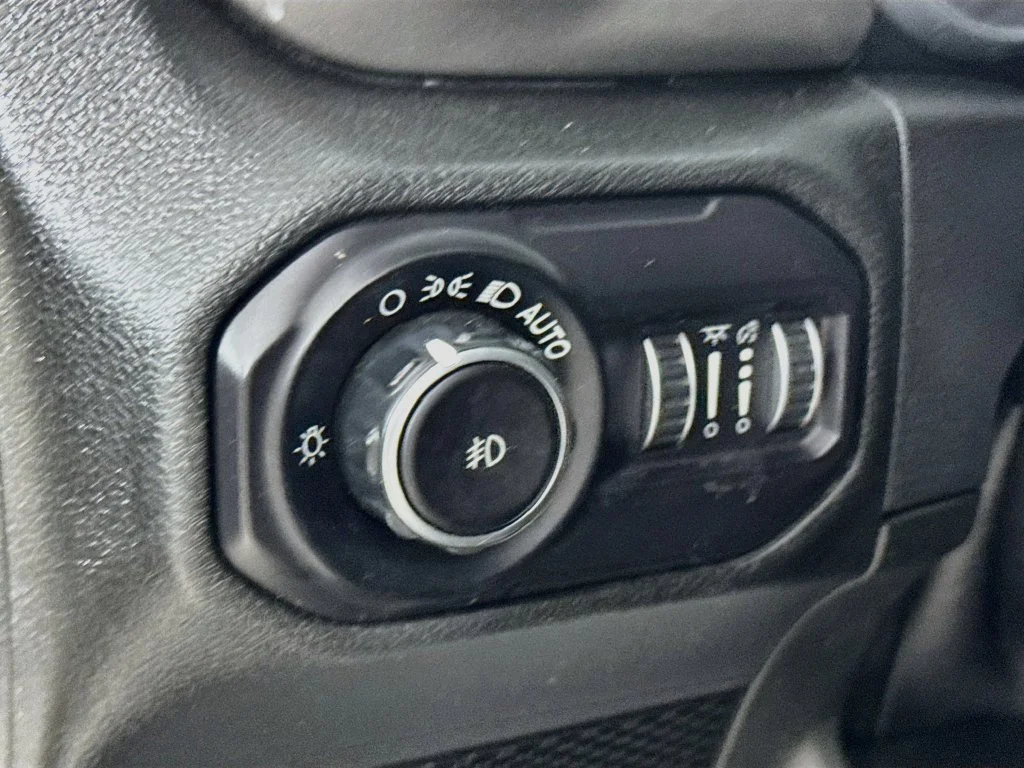 Used 2018 Granite Crystal Metallic Clearcoat Jeep Unlimited Sahara image 12