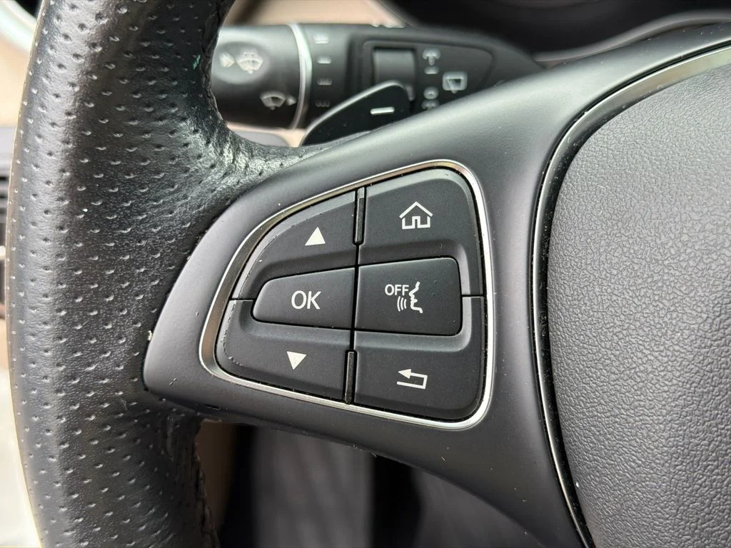 Used 2019  Mercedes-Benz GLC 300 image 25