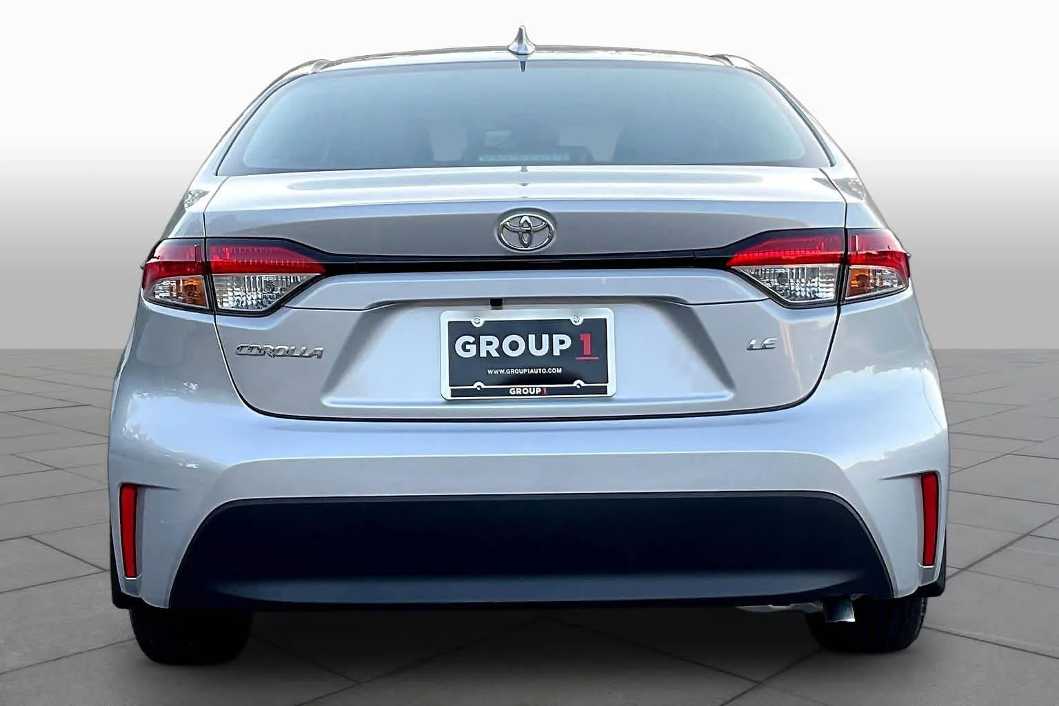 New 2027 Classic Silver Metallic Toyota LE image 4