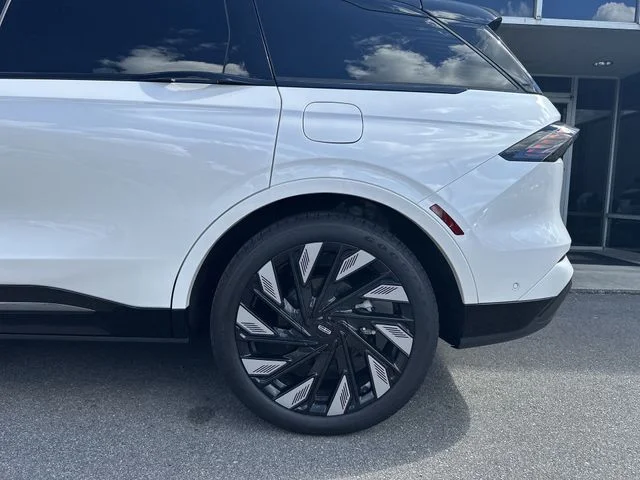 Used 2024 White Lincoln Reserve image 10