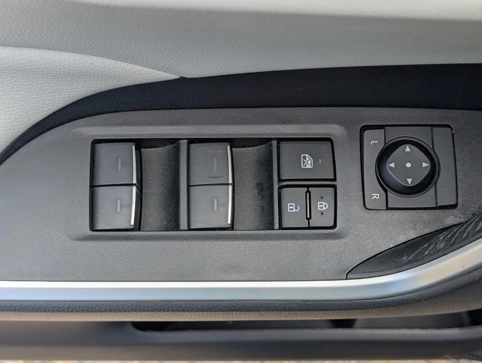 Used 2024 Silver Sky Metallic Toyota XLE Premium image 19