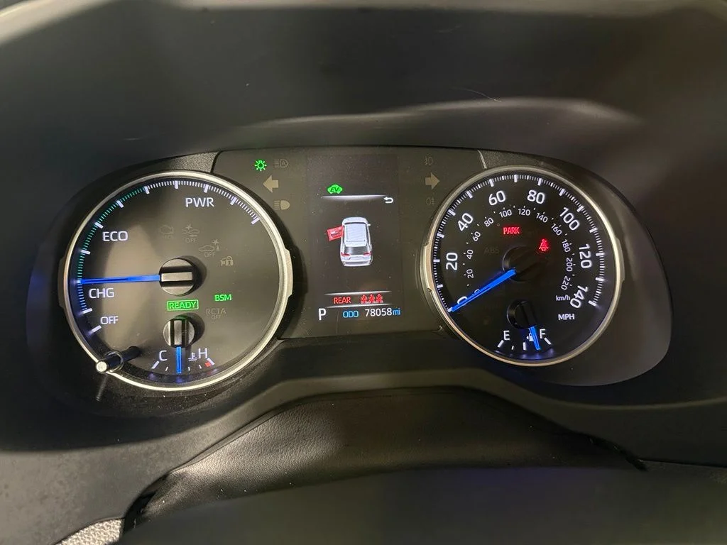 Used 2021 White Toyota XLE Premium image 23
