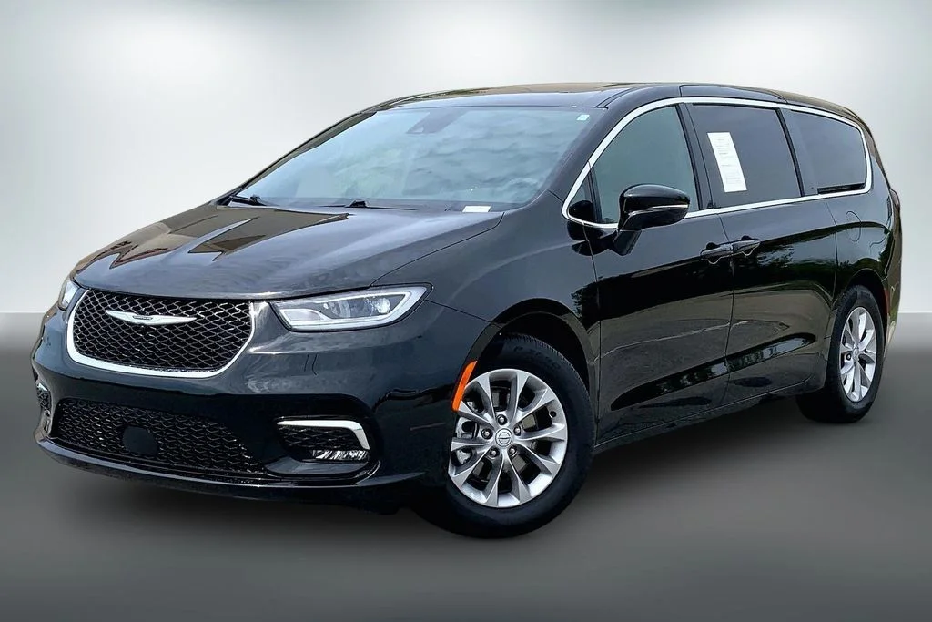 Used 2026 Chrysler Pacifica Limited with VIN 2C4RC1GG2TR264516 for sale in Kansas City