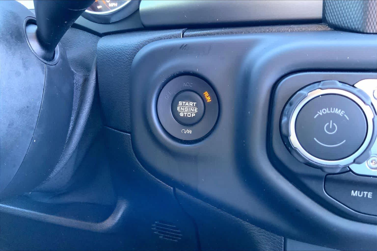 Used 2019 Black Clearcoat Jeep Sport S image 19