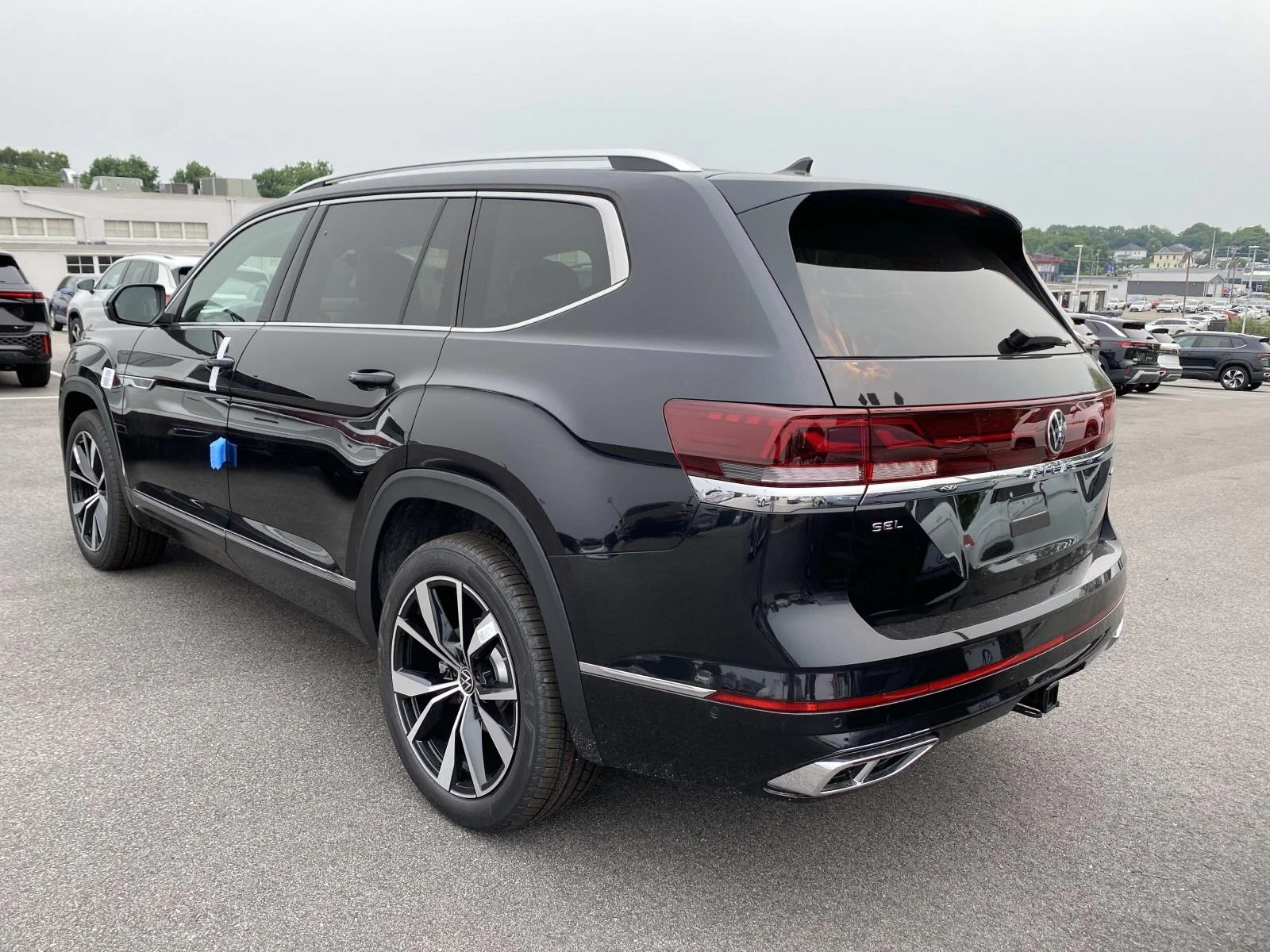New 2026 Deep Black Pearl Volkswagen 2.0T SEL Premium R-Line 4MOTION image 3