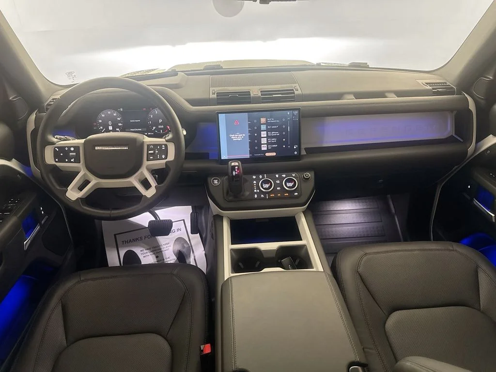Used 2025 White Land Rover X-Dynamic SE image 21