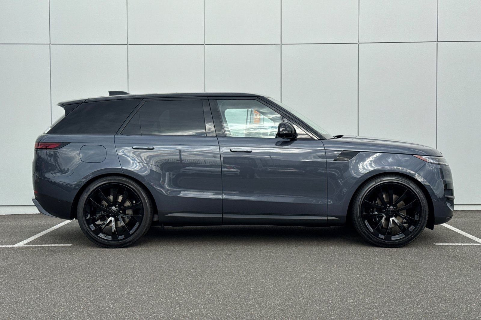 New 2026 Varesine Blue Land Rover SE image 6