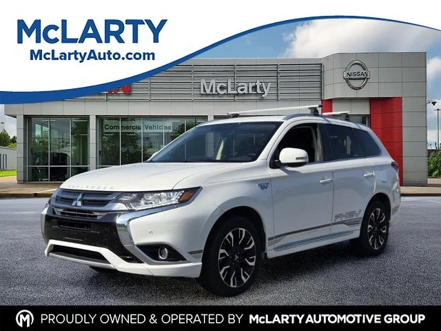 Used 2018 White Mitsubishi SEL image 1