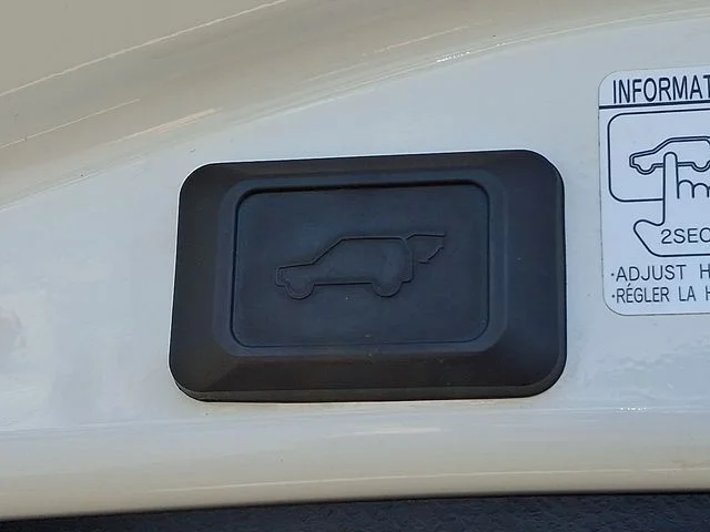 Used 2018 White Toyota SE image 31