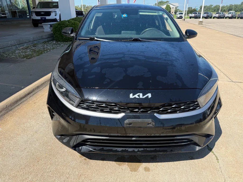 Used 2022 Aurora Black Kia FE image 6