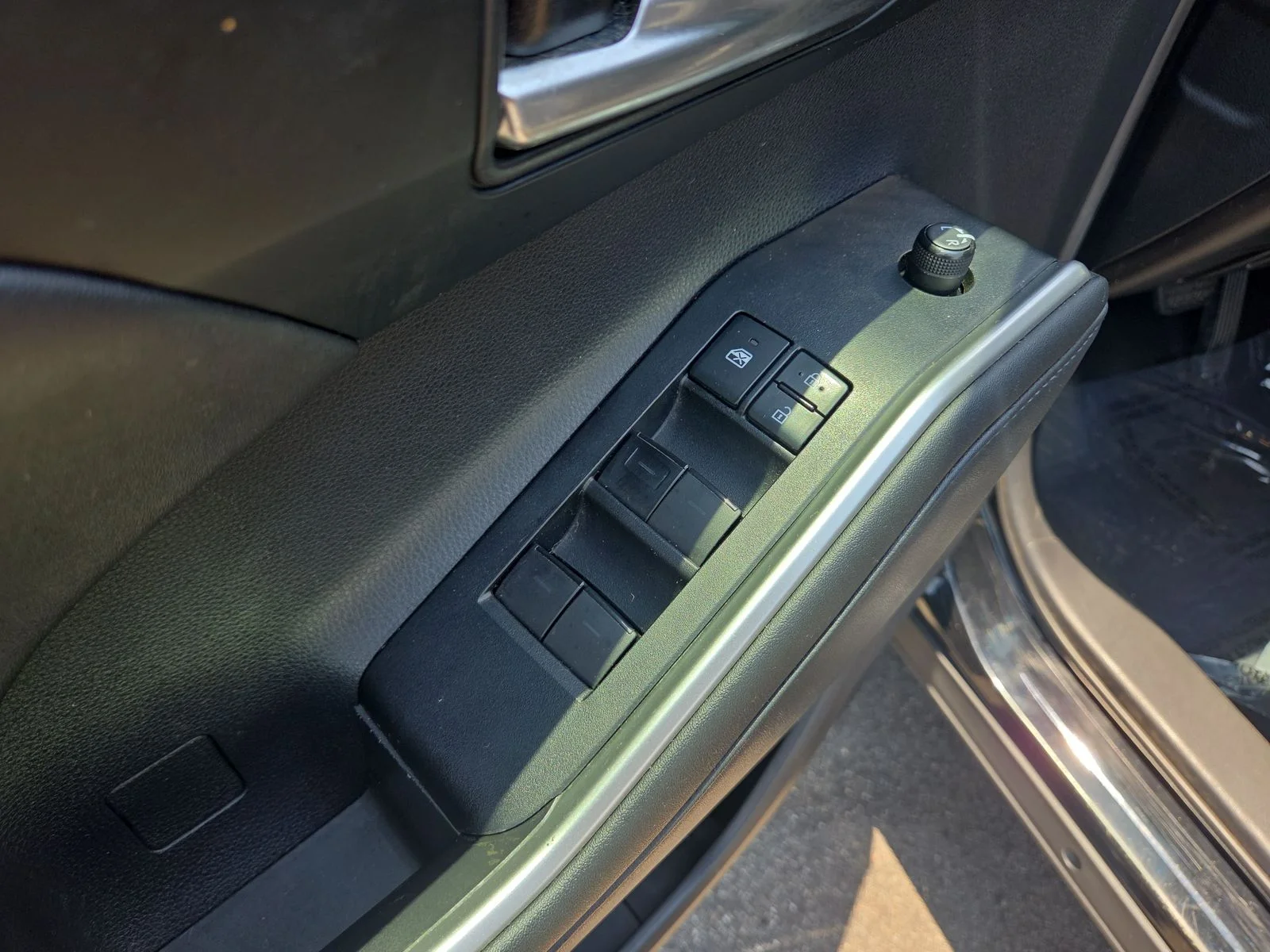 Used 2020 Midnight Black Metallic Toyota XLE image 12