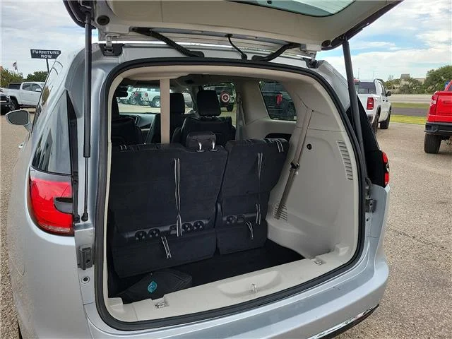 Used 2022  Chrysler Touring L Front-Wheel Drive Passenger image 8