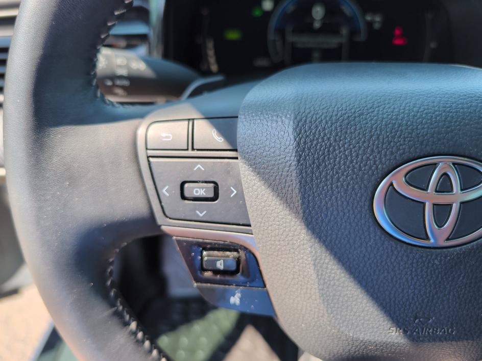 Used 2025 Ice Toyota SE image 19