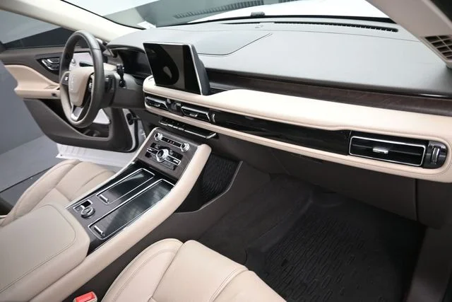 Used 2024 White Lincoln Reserve image 31