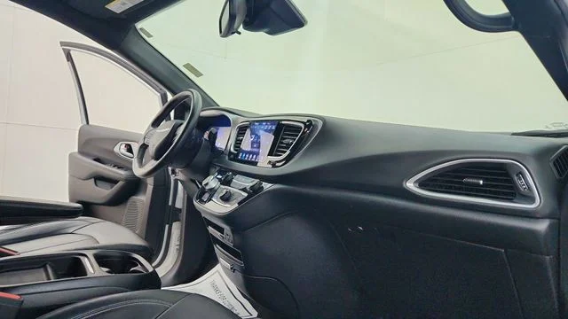 Used 2018 White Chrysler Touring L image 21