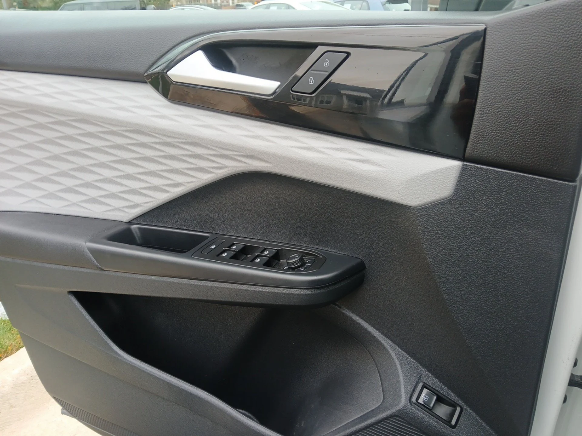 Certified Used 2023  Volkswagen S image 17