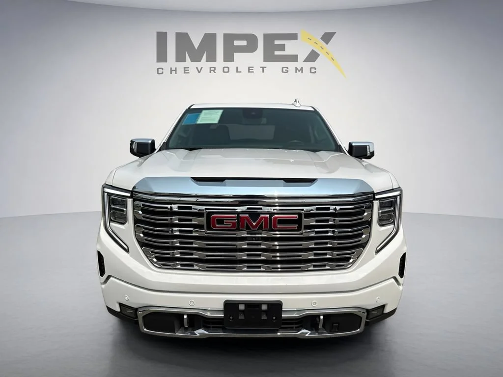 Used 2022 White Frost Tricoat GMC Denali image 8