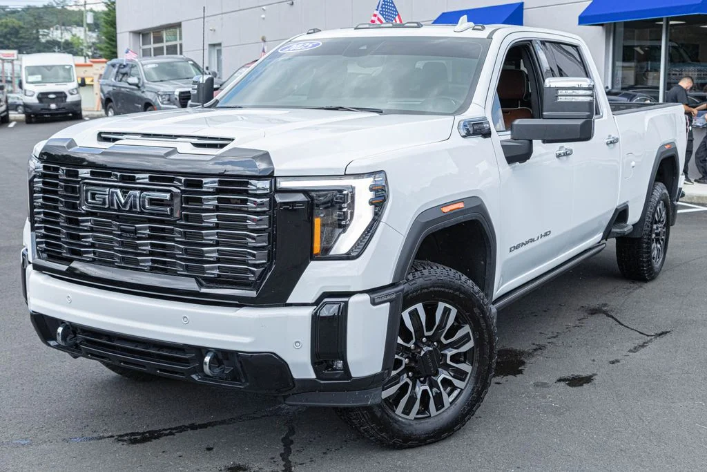 Used 2025 White GMC Denali Ultimate image 1