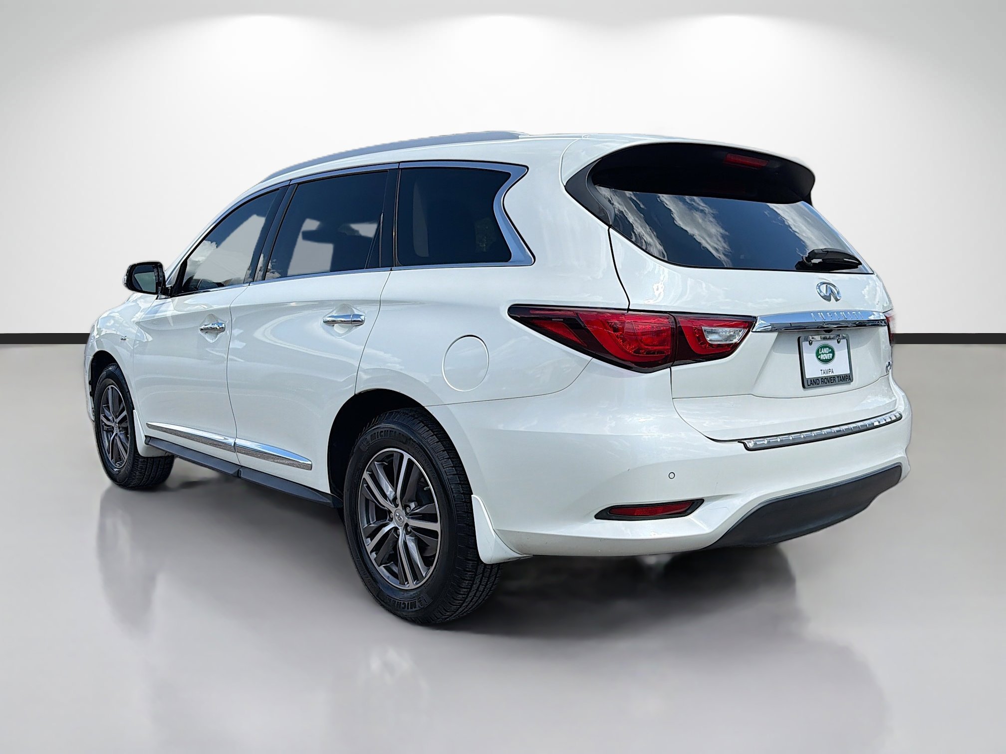 Used 2017 Majestic White INFINITI Base image 3