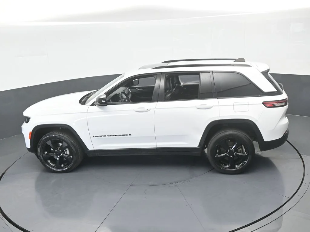Used 2023 Bright White Clearcoat Jeep Altitude X image 47