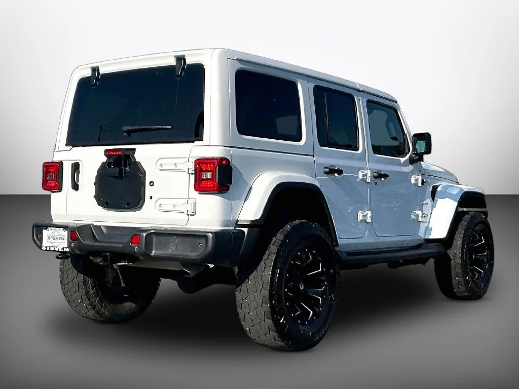 Used 2022 White Jeep Unlimited Sahara image 6