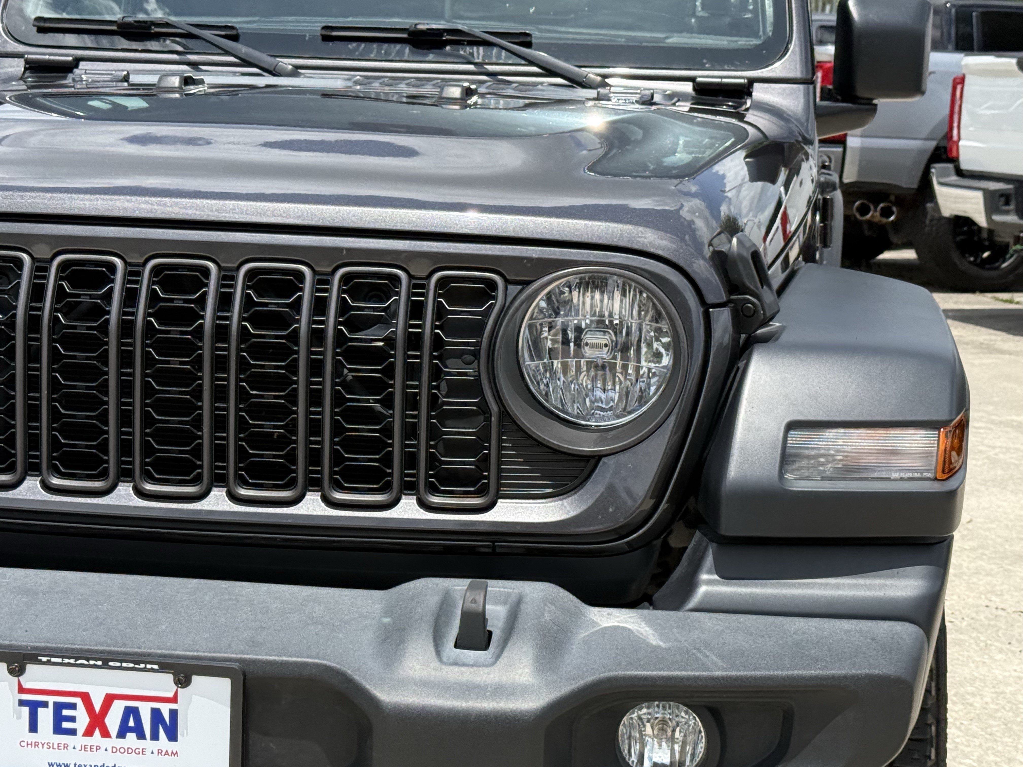 Used 2024 Granite Crystal Metallic Clearcoat Jeep  image 10