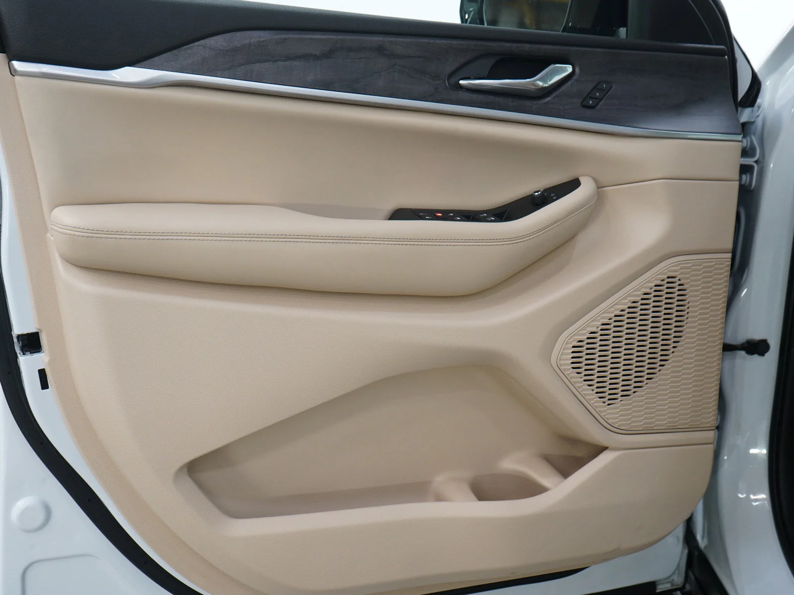 Used 2024 Bright White Clearcoat Jeep Limited image 20