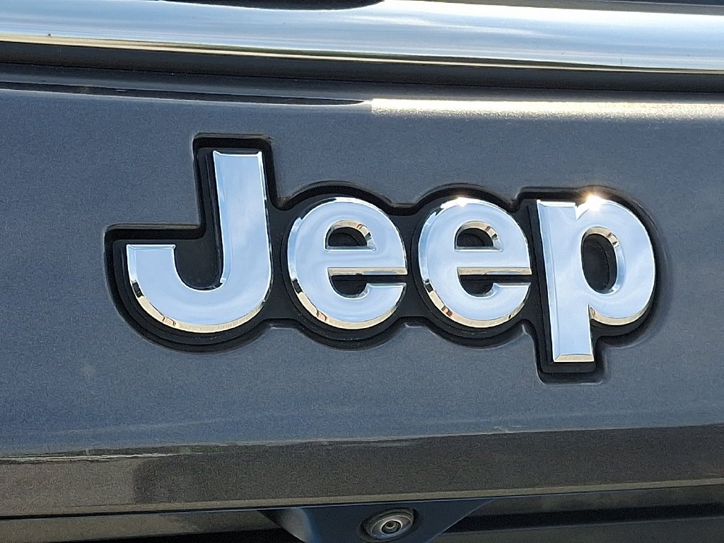 Used 2023 Gray Jeep Latitude Lux image 28