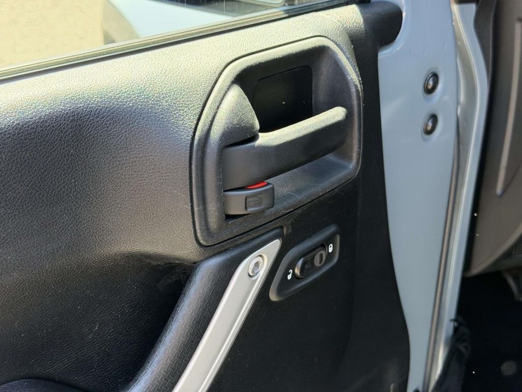 Used 2014 Gray Jeep Unlimited Sahara image 16