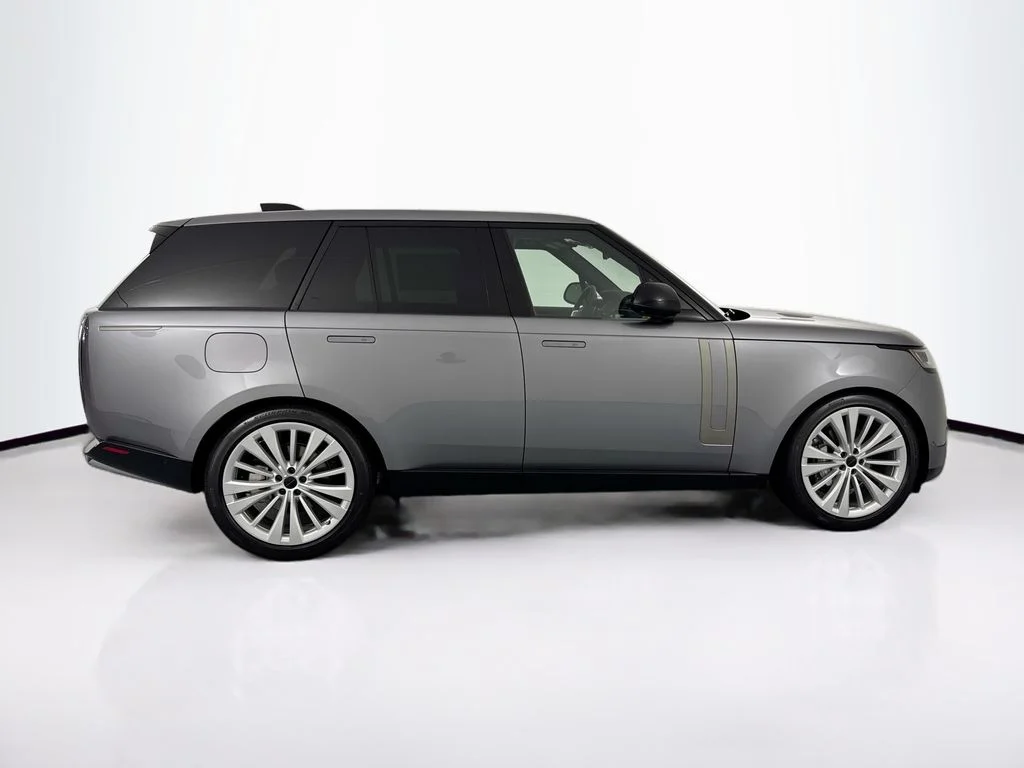 New 2026 Eiger Grey Land Rover SE image 4
