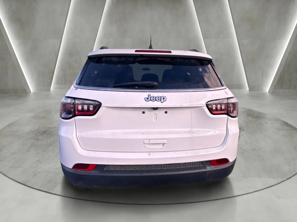 Used 2024 White Jeep Latitude image 4