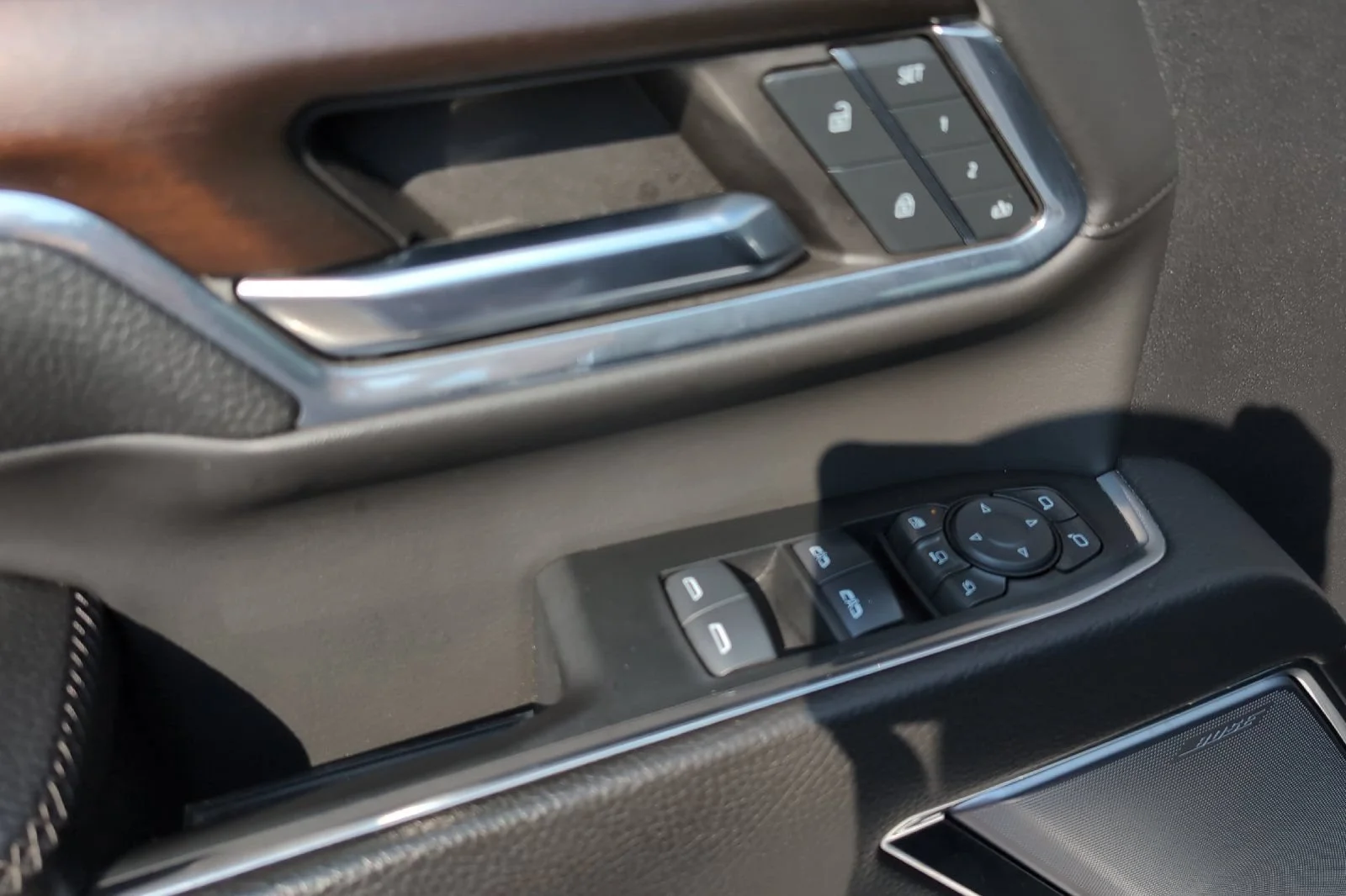 Used 2024 White Frost Tricoat GMC Denali image 12