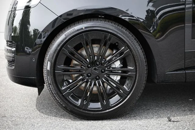 New 2026 Santorini Black Land Rover SE image 5
