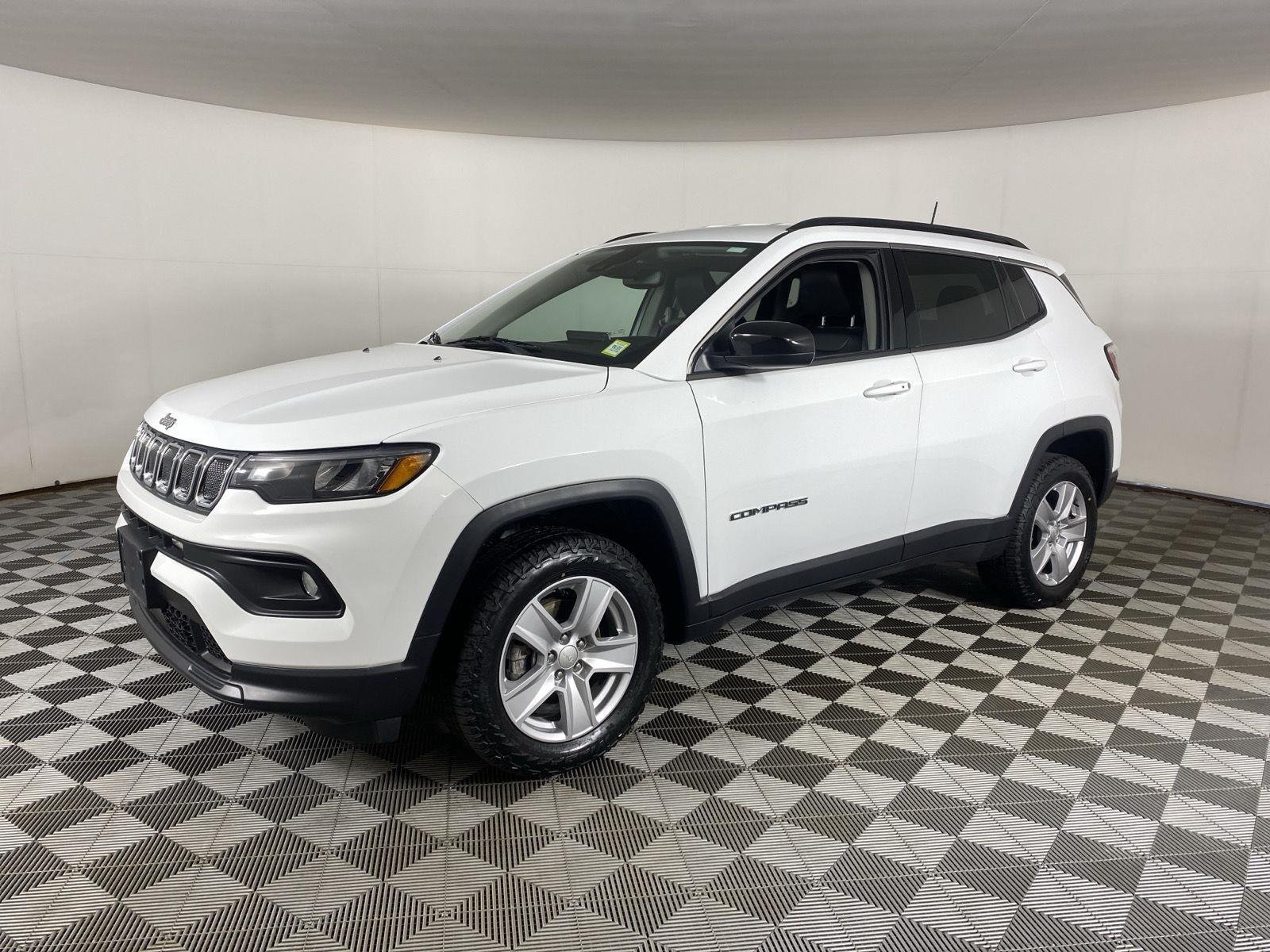Used 2022 Bright White Clearcoat Jeep Latitude image 3