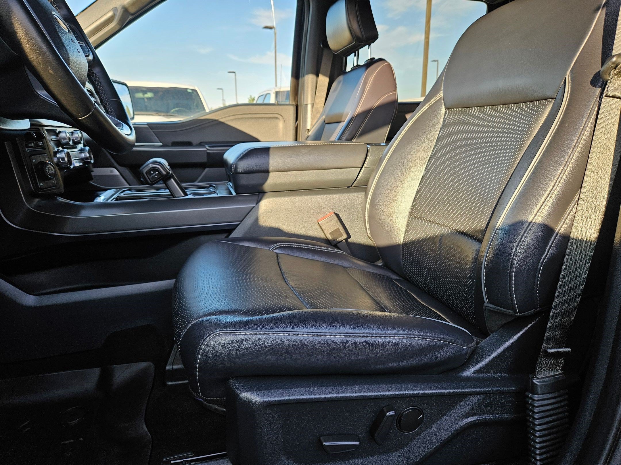 Used 2025 Agate Black Metallic Ford LARIAT image 15