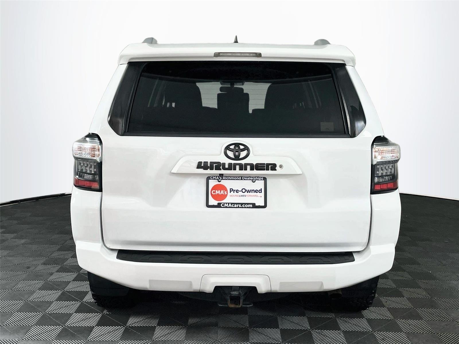 Used 2018 Super White Toyota SR5 image 7