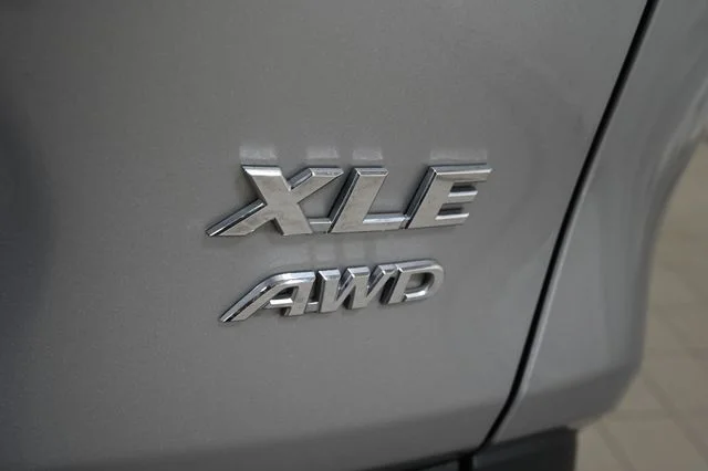 Used 2021 Silver Toyota XLE image 17