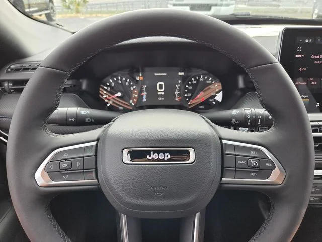 New 2026 Diamond Black Crystal Pearl-Coat Exterior Paint Jeep Latitude image 24