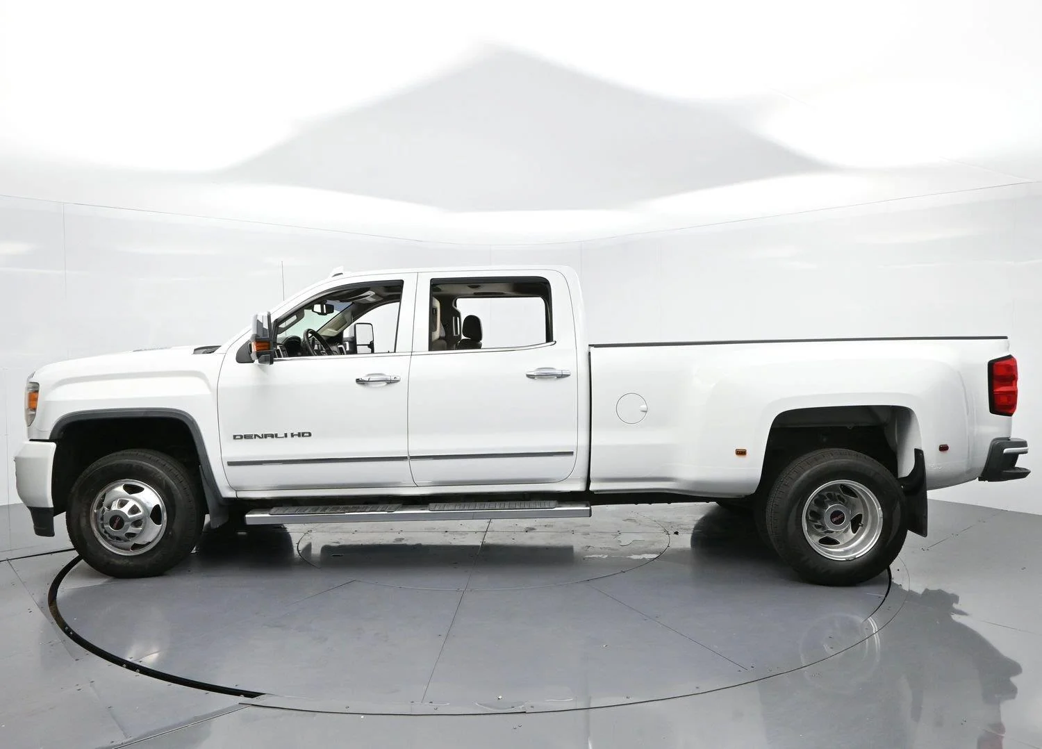 Used 2016 Summit White GMC Denali image 4