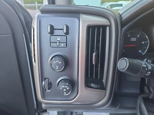 Used 2019 White GMC Denali image 26