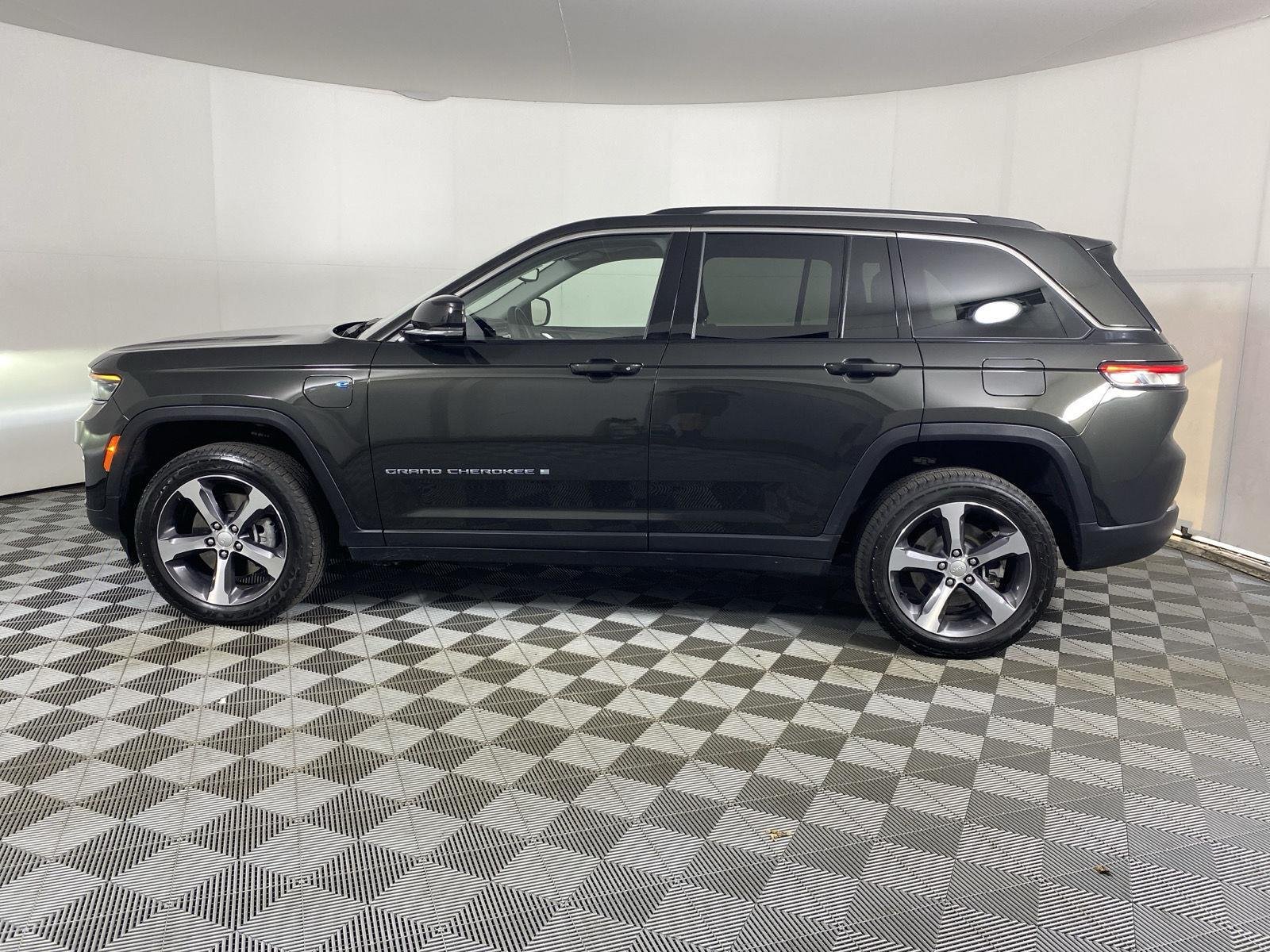 Used 2023 Rocky Mountain Pearlcoat Jeep  image 9