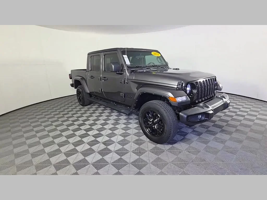 Used 2022 Granite Crystal Metallic Clearcoat Jeep Altitude image 34