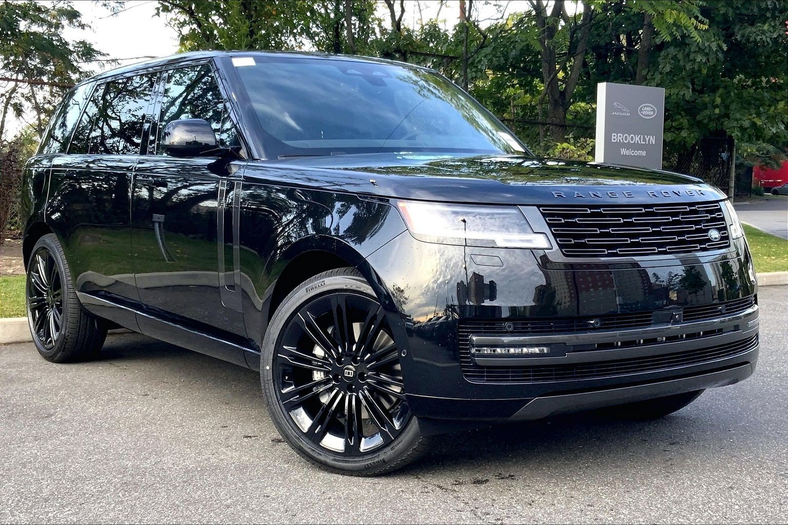 New 2027 Santorini Black Land Rover SE image 2