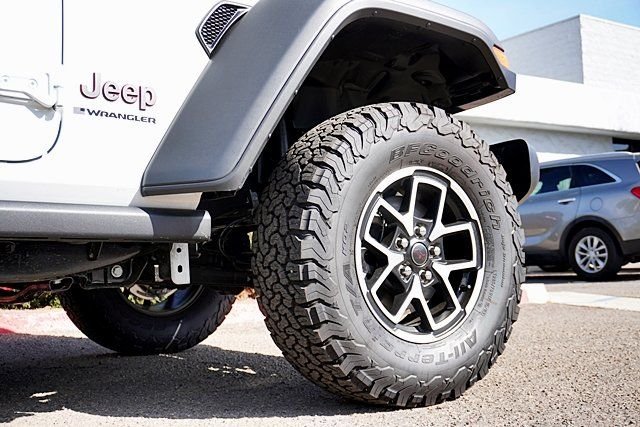 New 2026 Bright White Clear-Coat Exterior Paint Jeep Rubicon image 8