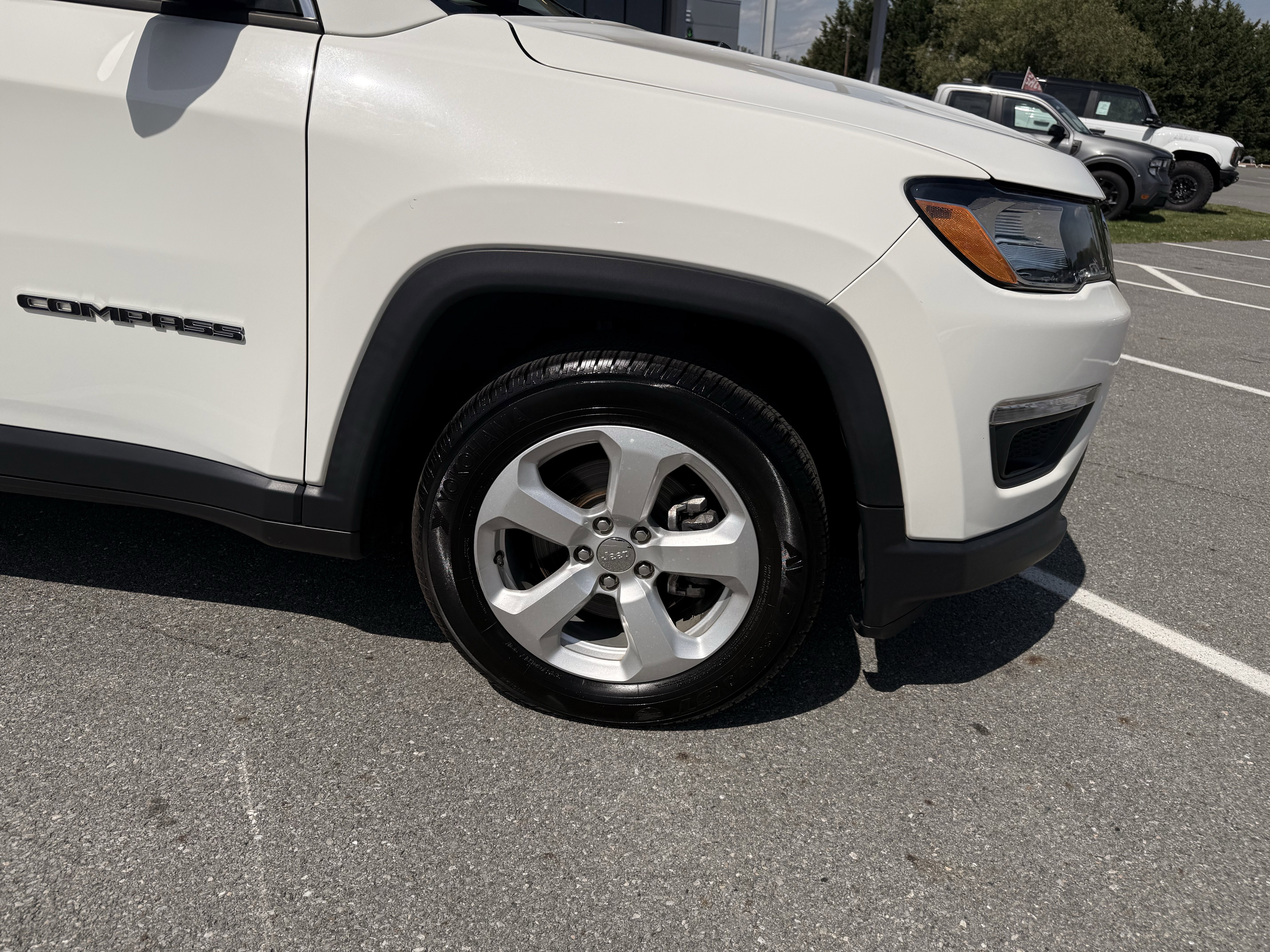 Used 2018 White Jeep Latitude image 41