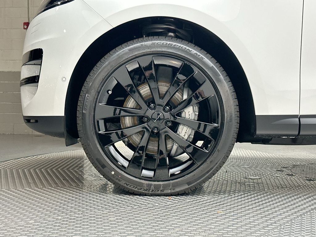 New 2026 Fuji White Land Rover SE image 5