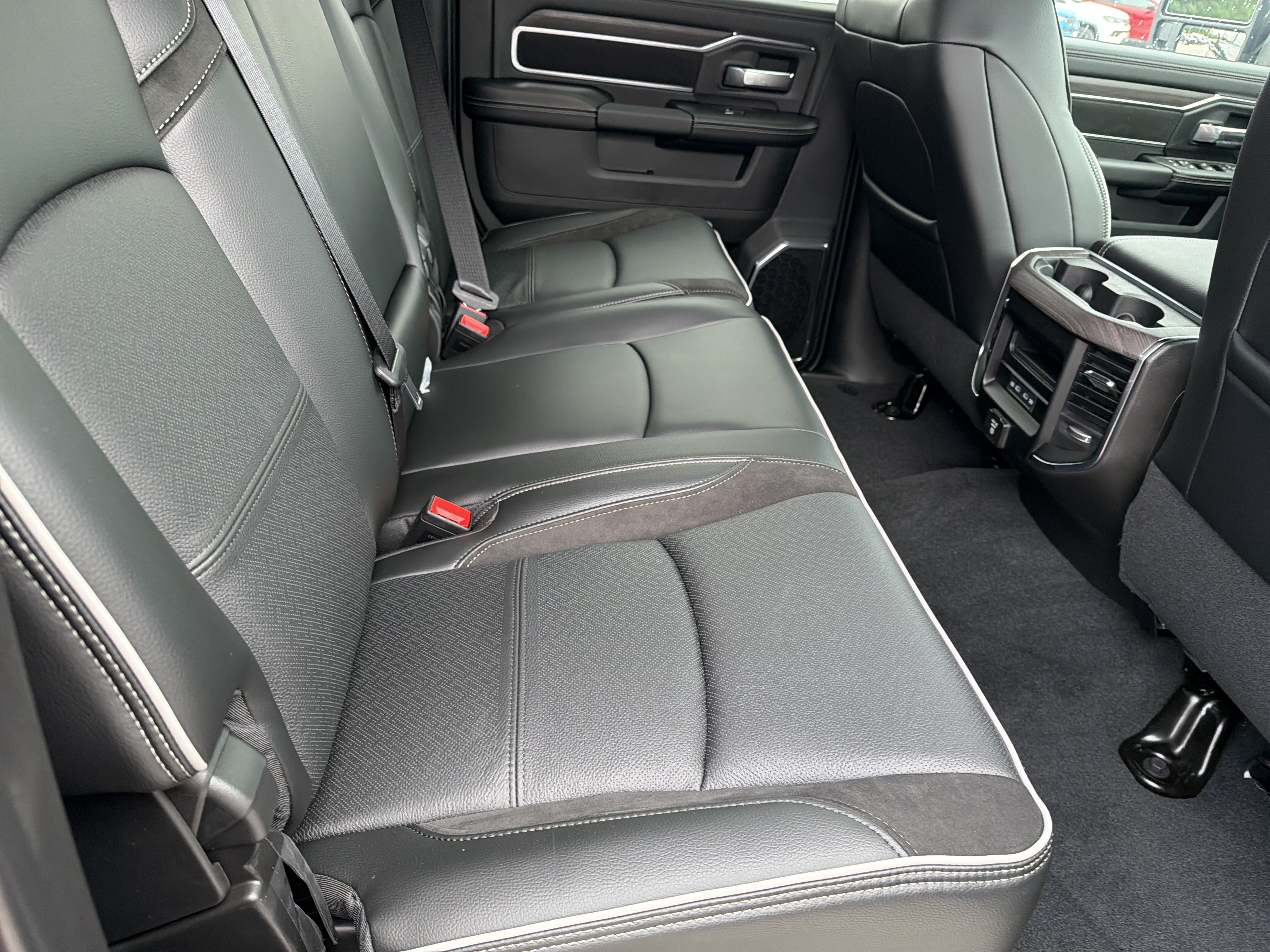New 2026 Diamond Black Crystal Pearl-Coat Exterior Paint RAM Laramie image 16
