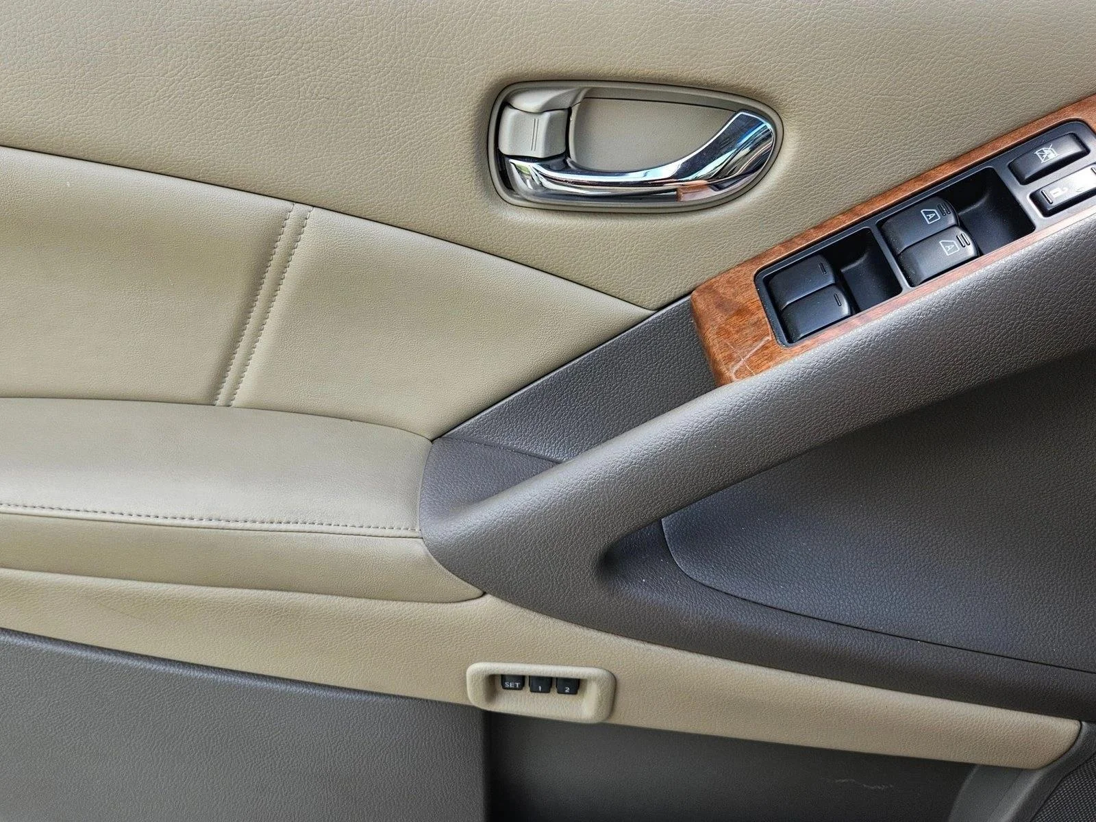 Used 2011 Glacier Pearl Nissan LE image 7