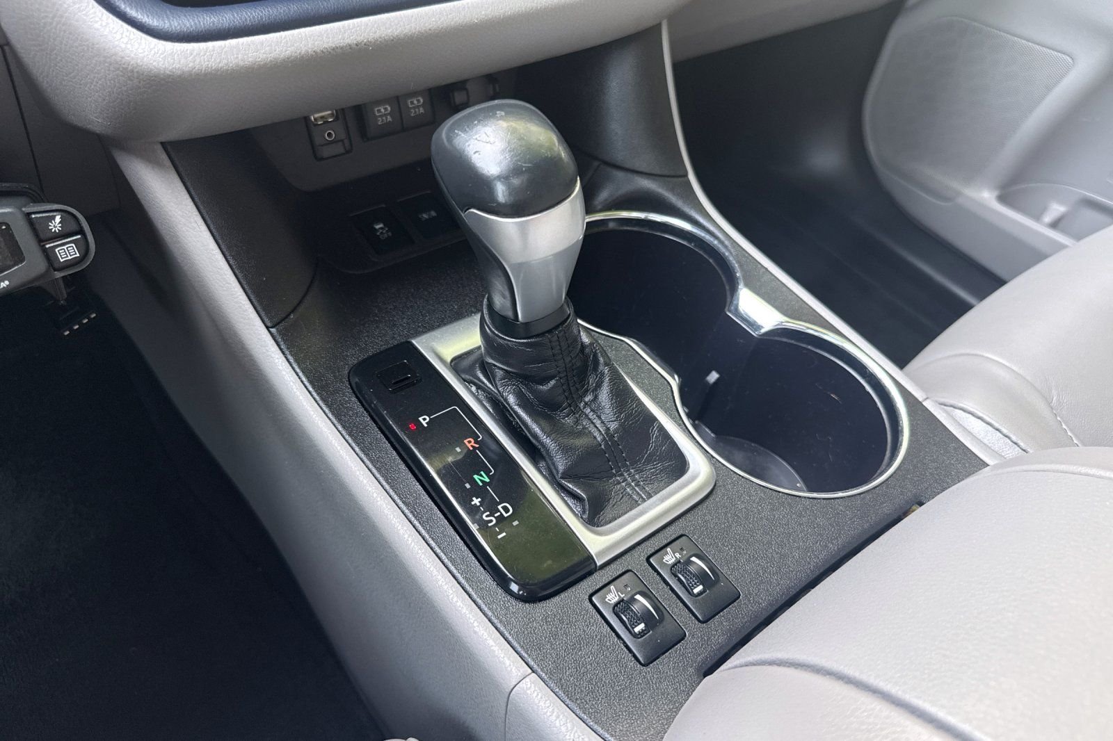 Used 2018 White Toyota XLE image 22